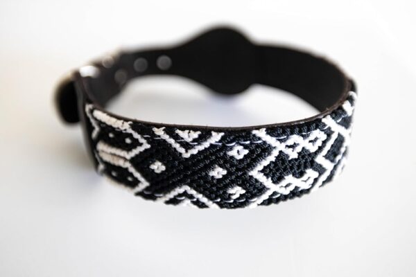 Collar estilo Huichol con airtag - Image 4